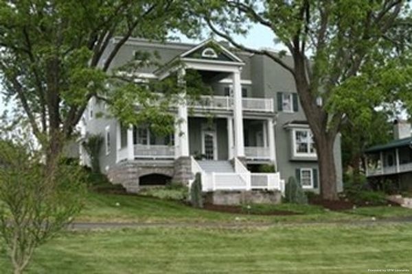 Hotel BY THE SIDE OF THE ROAD (Belmont Estates)